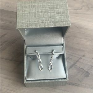 Silver earrings with diamond